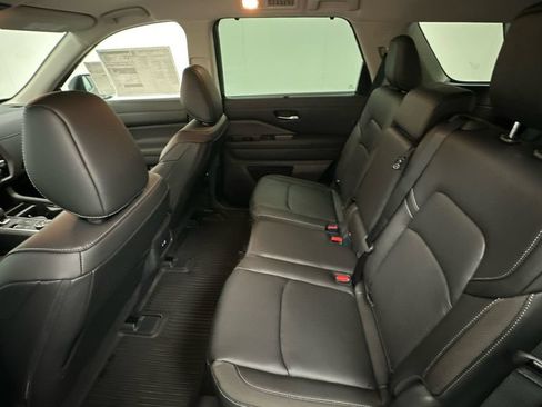 Certified 2024 Nissan Pathfinder SL w/ Black Appearance Package AWD/4WD image 10
