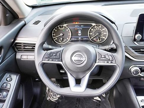 Used 2025 Nissan Altima 2.5 SV FWD image 18