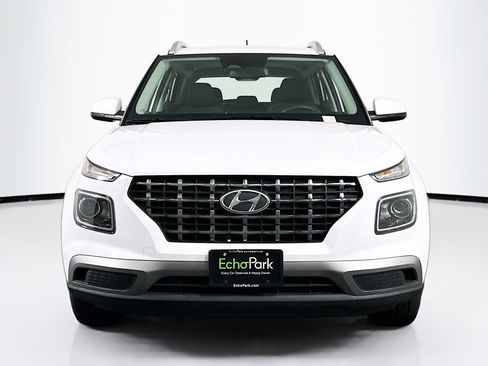Used 2025 Hyundai Venue SEL image 2