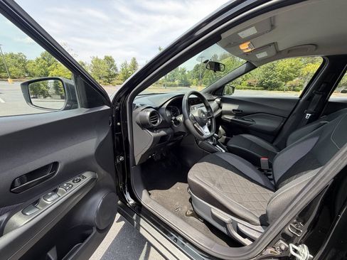 Used 2019 Nissan Kicks S FWD image 12