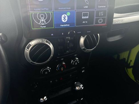 Used 2017 Jeep Wrangler Unlimited Rubicon w/ Connectivity Group AWD/4WD image 63