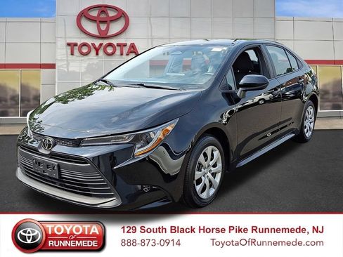Certified 2025 Toyota Corolla LE FWD image 3