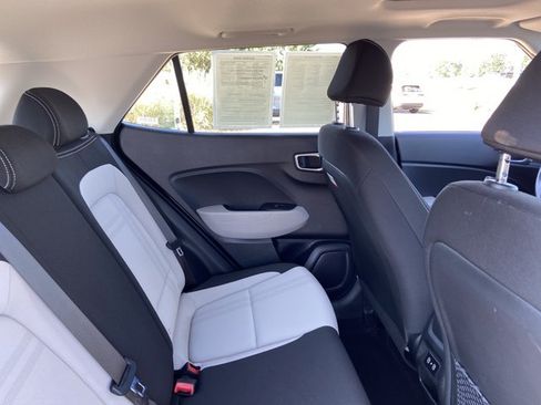 Used 2025 Hyundai Venue SEL FWD image 21