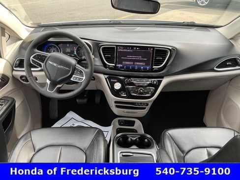 Used 2024 Chrysler Pacifica Touring-L FWD image 43