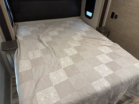 Used 2017 Ford E-450 and Econoline 450 Super Duty w/ Motorhome Prep Package image 74