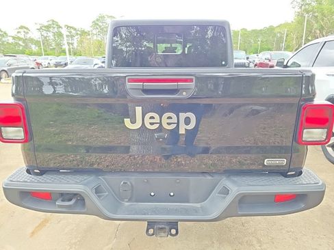 Certified 2022 Jeep Gladiator Overland w/ Popular Equipment Package AWD/4WD image 4