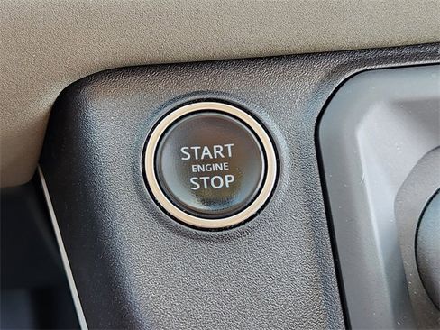 Used 2023 Land Rover Defender 110 SE image 21