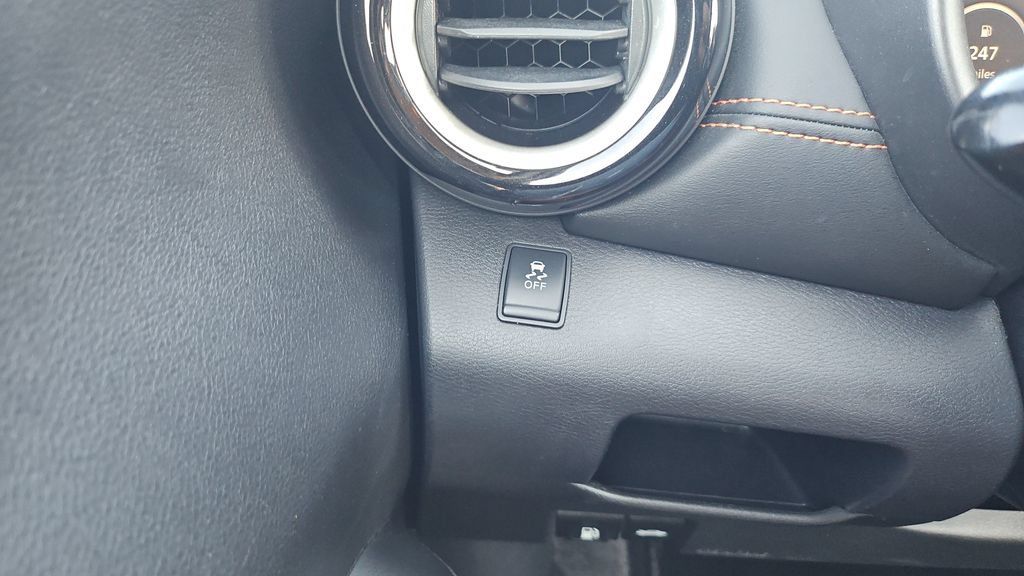 Used 2018 Nissan Kicks SR FWD image 8