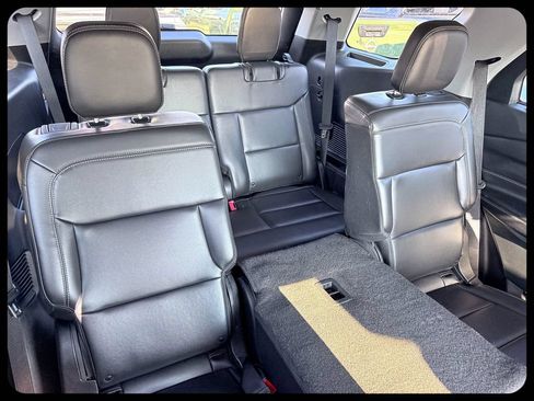 Used 2024 Ford Explorer XLT w/ Equipment Group 202A RWD image 13