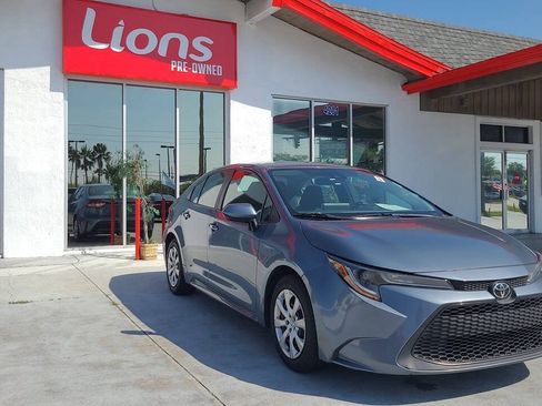Used 2020 Toyota Corolla LE FWD image 2