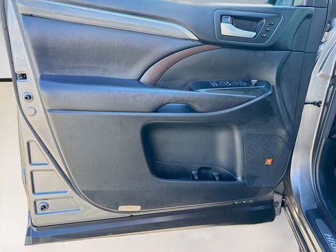 Used 2017 Toyota Highlander Limited image 23