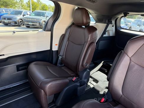 Used 2023 Toyota Sienna Platinum FWD image 33