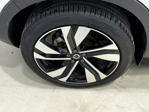 Used 2024 Volvo XC40 B5 Plus w/ Climate Package image 9