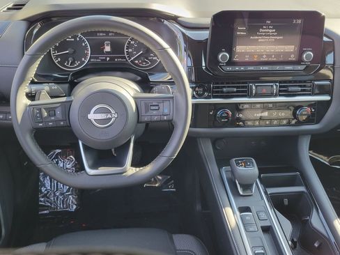 Used 2025 Nissan Pathfinder SV image 4