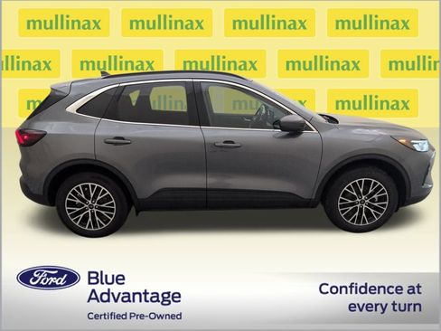 Used 2025 Ford Escape SE image 2