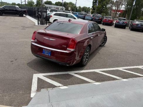 Used 2019 Chrysler 300 Limited AWD/4WD image 9