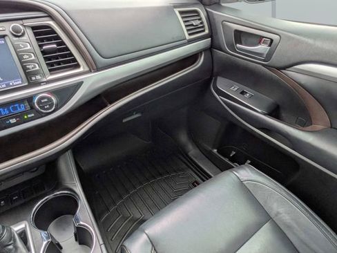 Used 2018 Toyota Highlander XLE FWD image 16