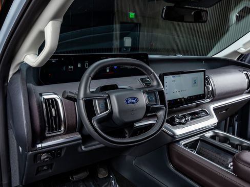 Used 2025 Ford Expedition Platinum w/ Platinum Ultimate Package image 17