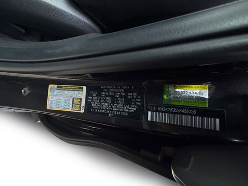 Used 2025 Kia Carnival EX FWD image 22