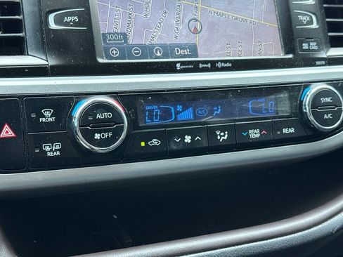 Used 2018 Toyota Highlander XLE AWD/4WD image 22
