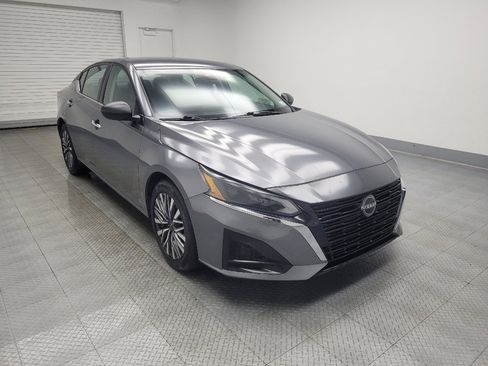Used 2024 Nissan Altima 2.5 SV image 13