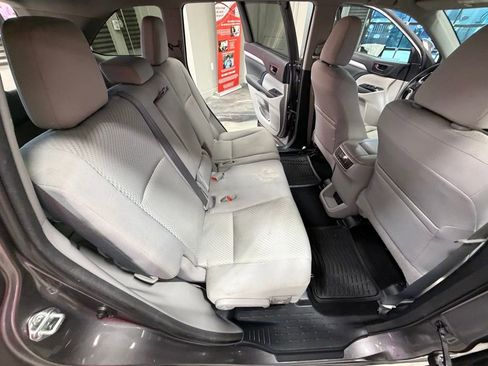 Used 2015 Toyota Highlander LE image 42
