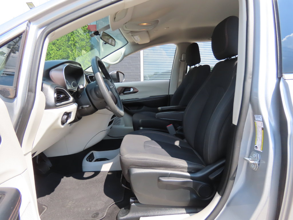 Used 2018 Chrysler Pacifica L FWD image 20