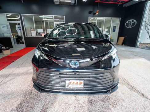 Used 2025 Toyota Sienna XLE Woodland Edition image 6