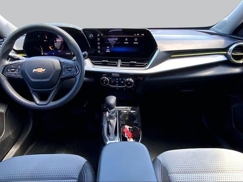 Used 2025 Chevrolet Trax LT FWD image 15