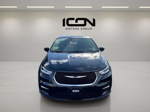 Used 2024 Chrysler Pacifica Limited FWD image 2
