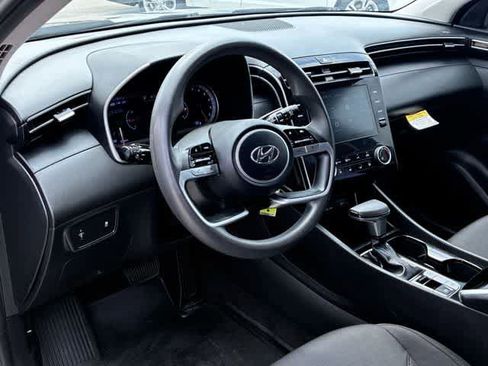 Used 2023 Hyundai Tucson SE FWD image 2