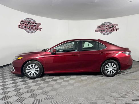 Used 2021 Toyota Camry LE image 4