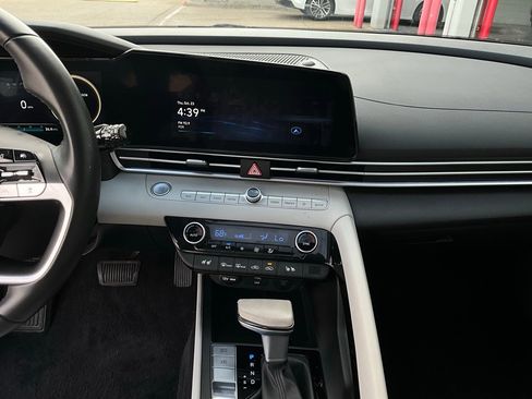 Used 2025 Hyundai Elantra Limited image 16