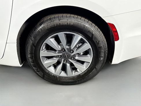 Used 2024 Chrysler Pacifica Limited FWD image 35