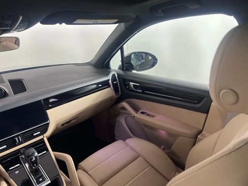Certified 2023 Porsche Cayenne Platinum Edition image 23