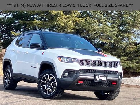 Used 2025 Jeep Compass Trailhawk AWD/4WD image 1