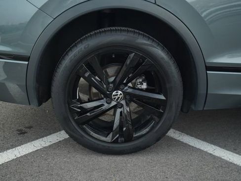 Used 2023 Volkswagen Tiguan SE R-Line image 40