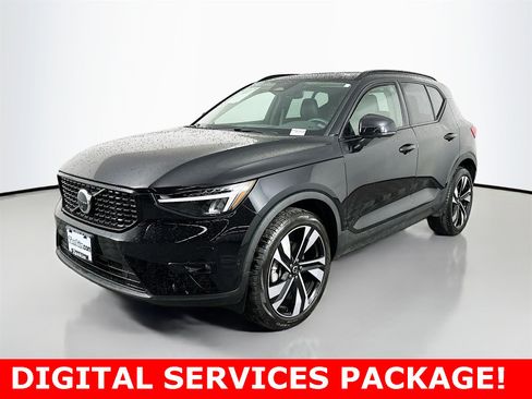 Used 2025 Volvo XC40 B5 Plus image 3