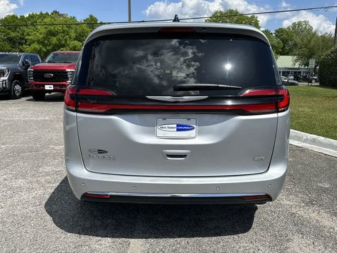 Used 2023 Chrysler Pacifica Touring-L image 9