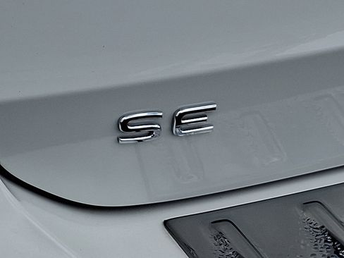 Used 2025 Volkswagen Taos SE image 31