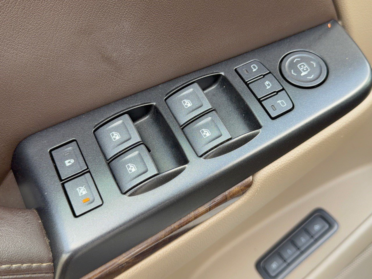Used 2020 Chevrolet Suburban LT w/ Luxury Package RWD image 15