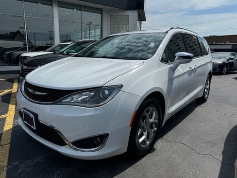 Used 2018 Chrysler Pacifica Limited FWD image 2