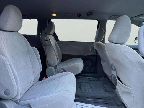 Used 2017 Toyota Sienna LE FWD image 17