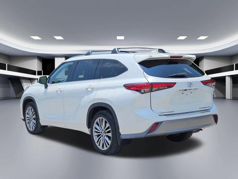 Used 2020 Toyota Highlander Platinum AWD/4WD image 2