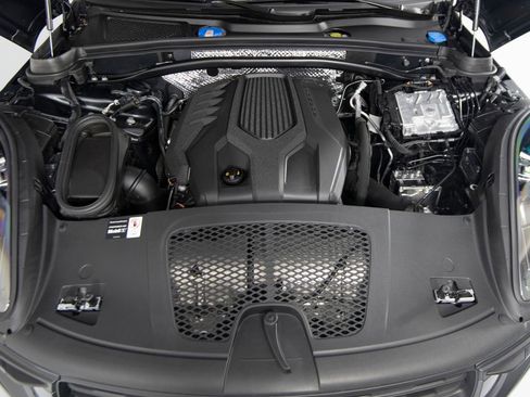 Certified 2026 Porsche Macan AWD/4WD image 40