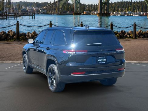 Used 2023 Jeep Grand Cherokee Altitude AWD/4WD image 6