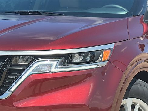 Used 2024 Kia Carnival LX image 4