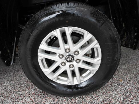 Used 2022 Toyota Tundra SR5 w/ Convenience Package image 28