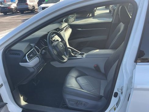 Used 2018 Toyota Camry XLE image 12