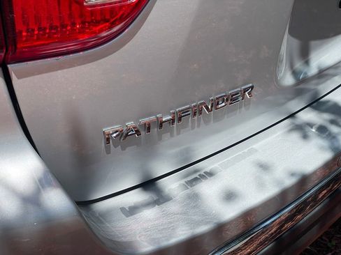 Used 2019 Nissan Pathfinder SL AWD/4WD image 17